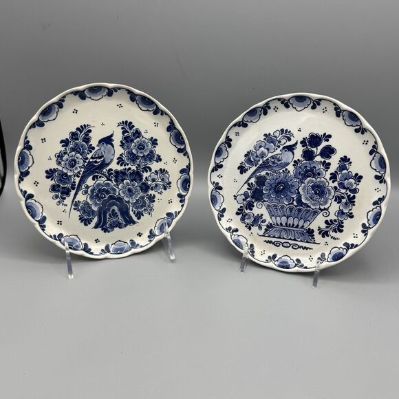 Vtg Pair Round Delft Blue Holland Wall Hangings Hand Painted Flowers Birds 1058 - Picture 1 of 9